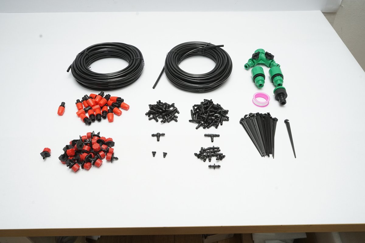 Kit complet irigare prin picurare si pulverizare cu 2 furtunuri 8m/62m, duze, microaspersoare, conectori 145 piese